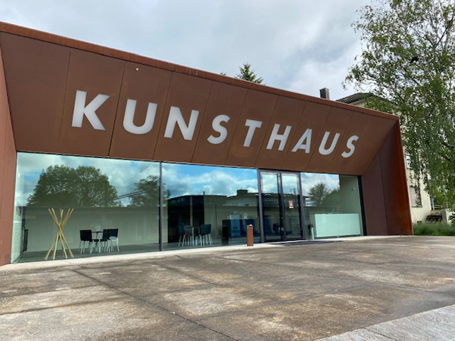Kunsthaus Grenchen. Screening & Talk: Monica Ursina Jäger, Forest Tales and Emerald Fictions, 2019; in der Ausstellung Im Wald, 2021